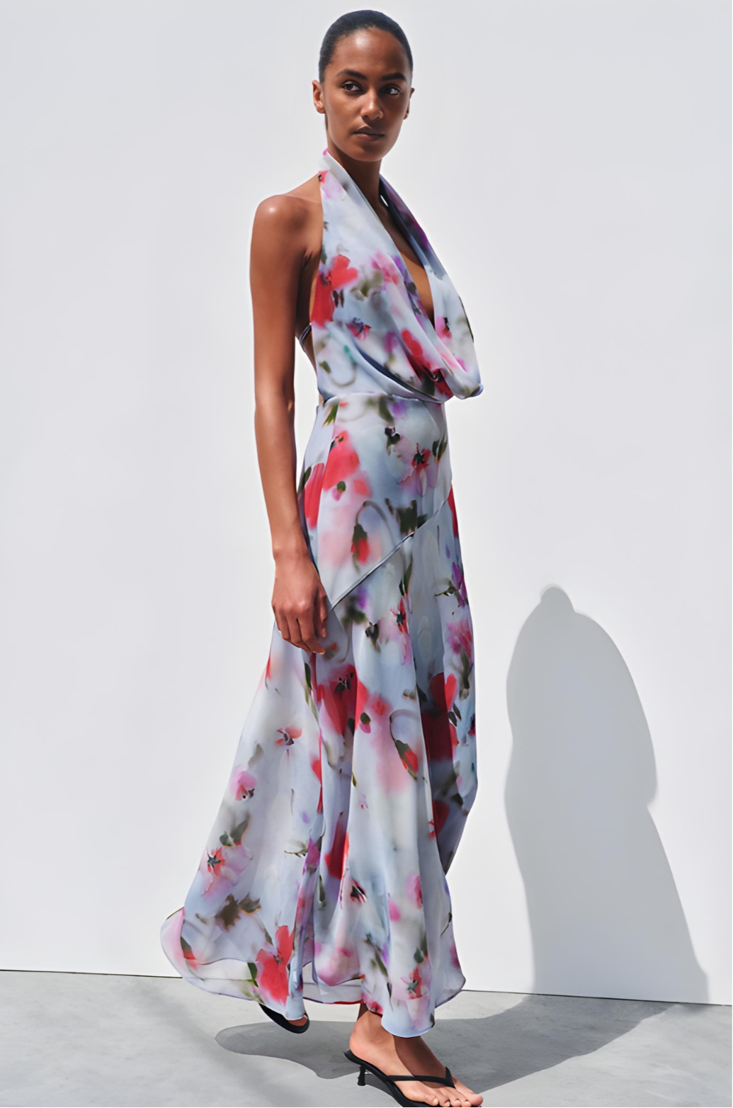 Bedrucktes, plissiertes Maxikleid mit V-Ausschnitt